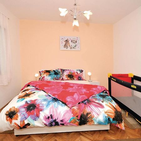 2 Bedroom Cozy Apartment In Марина Экстерьер фото