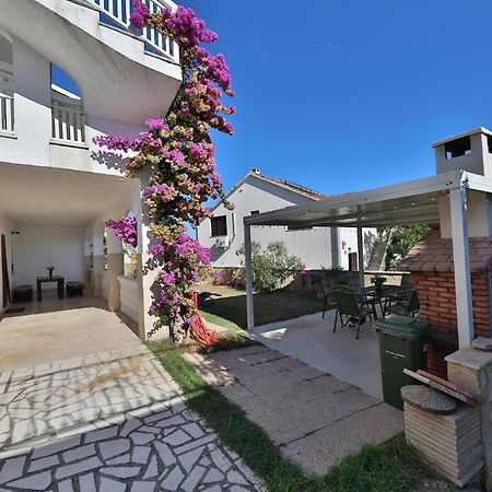 2 Bedroom Cozy Apartment In Марина Экстерьер фото
