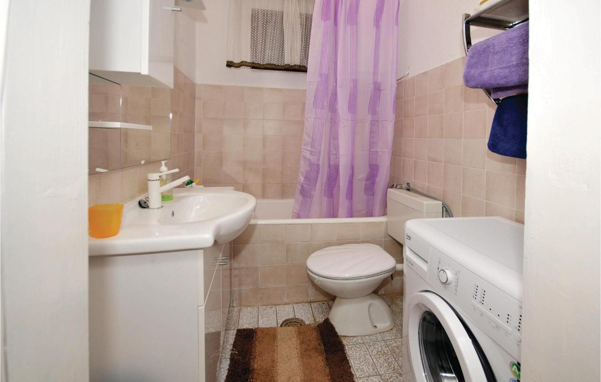 2 Bedroom Cozy Apartment In Марина Экстерьер фото