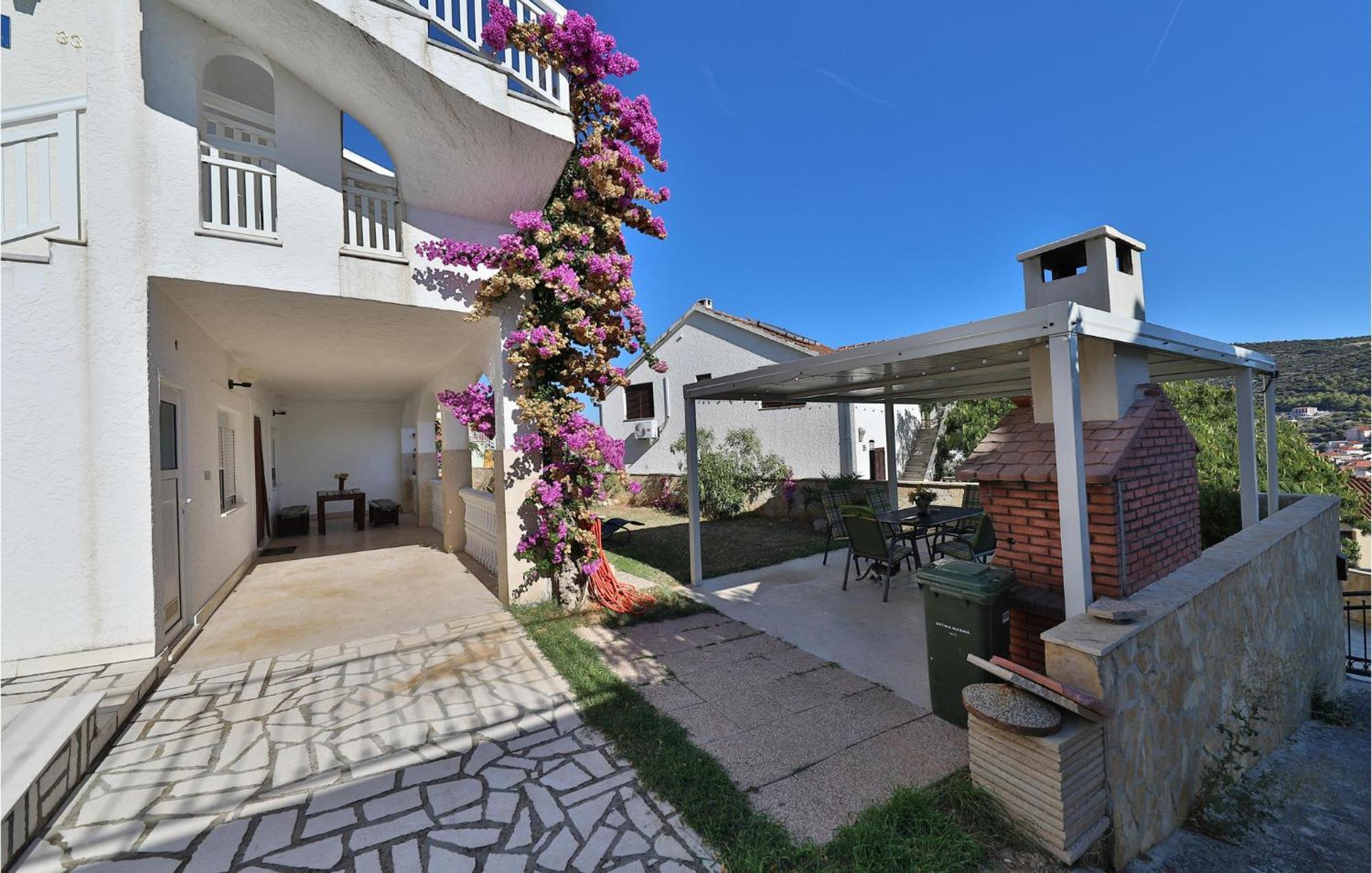 2 Bedroom Cozy Apartment In Марина Экстерьер фото