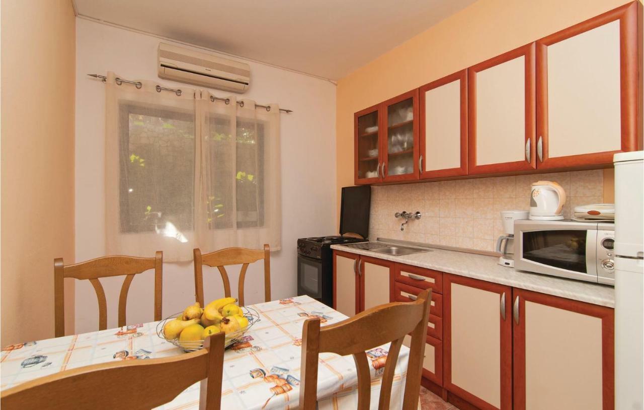 2 Bedroom Cozy Apartment In Марина Экстерьер фото